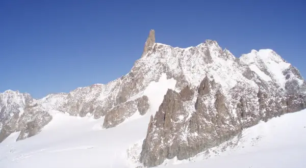 Majestatyczny, ośnieżony najwyższy szczyt Alp, Mont Blanc, góruje nad lodowcem w słoneczny dzień.