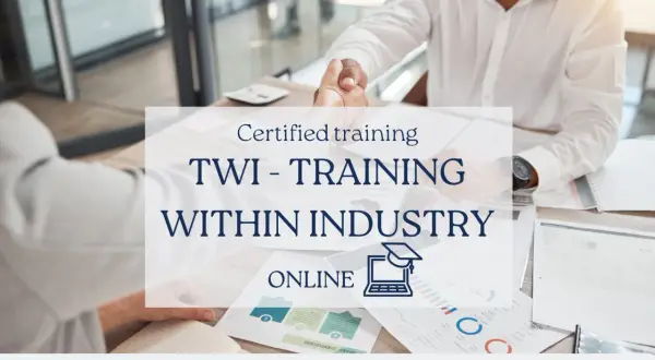 Dwóch mężczyzn ściska sobie dłonie nad dokumentami. Na zdjęciu widnieje napis "Certified training TWI - TRAINING WITHIN INDUSTRY ONLINE".