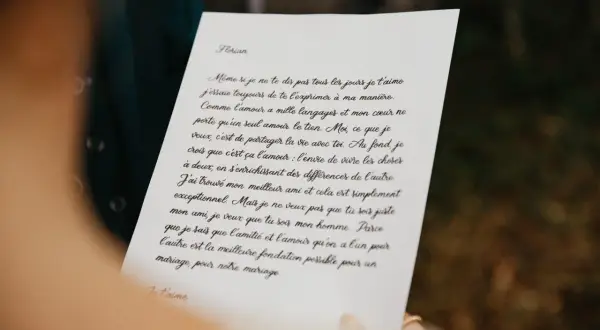 Texte officiant cérémonie laïque : une lettre manuscrite adressée à Florian, exprimant un amour profond et la volonté de construire un mariage solide.