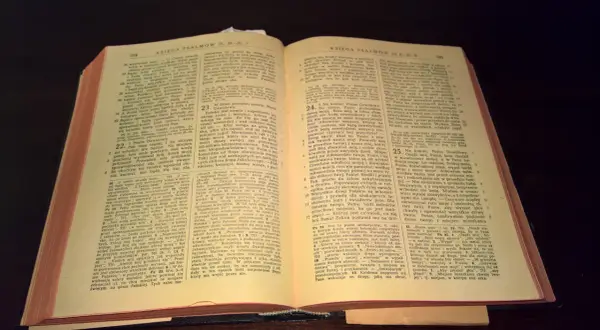 Czy Stary Testament obowiązuje katolików? Wyjaśnienie roli i znaczenia w wierze