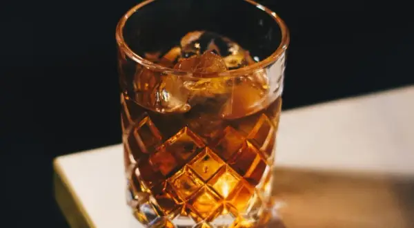 Ile cukru zawiera whisky? Zaskakujące fakty o jej składzie