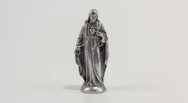 Srebrna figurka przedstawiająca Jezusa z Sercem.