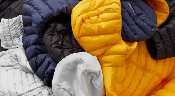 Bunte Daunenjacken von Arc'teryx, die ihre Herkunft in den Bergen widerspiegeln.
