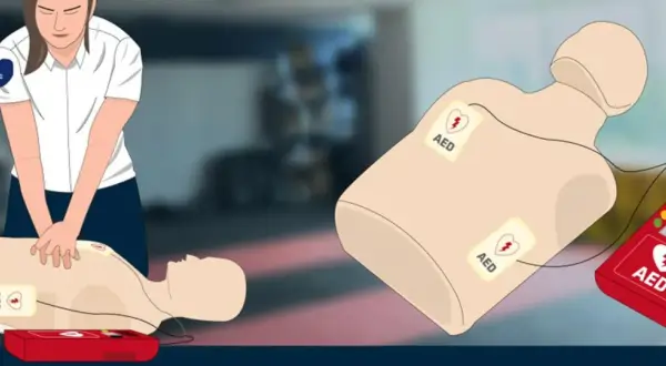 Ćwiczenie RKO z AED. Na manekinie widoczne elektrody AED, sugerujące brak akcji serca (asystolia ekg).