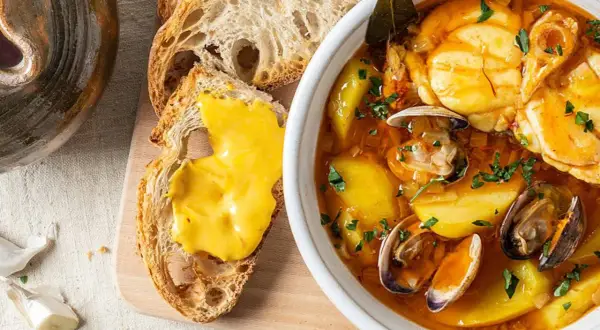 Sopa bullabesa, de origen francés, con mariscos, patatas y pan tostado con alioli.