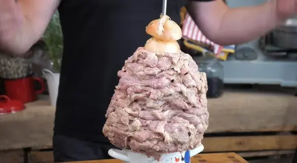 Domowy kebab: przepis na idealne mięso jak z budki (bez rożna)
