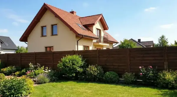 Piękny ogród i dom. Potrzebujesz zgody na wejście na działkę sąsiada wzór?