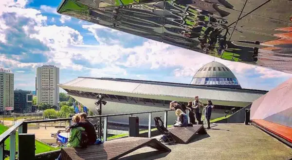 Nowoczesna architektura i widok na miasto – idealne na odkrywanie ciekawych miejsc do 50 km od Katowic.