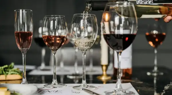 Degustacja win: różowe, białe i czerwone. Warto wiedzieć, ile procent ma wino, by docenić jego jakość.