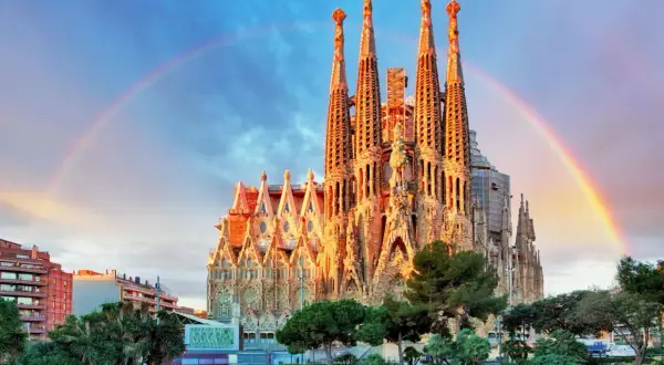 Tęcza nad Sagrada Familia, jedną z najsłynniejszych budowli świata, w słonecznym blasku.
