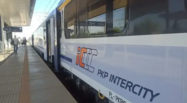Pociąg PKP Intercity na peronie, gotowy do podróży ze Szczecina do Łodzi.