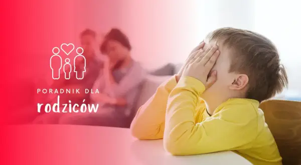 Chłopiec introwertyk zakrywa twarz dłońmi. W tle niewyraźna rodzina i napis "Poradnik dla rodziców".