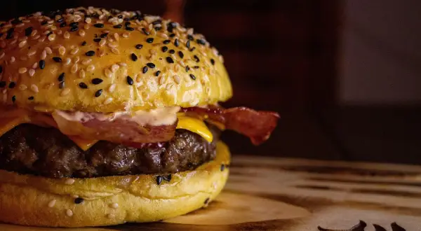 Soczysty burger wołowy z bekonem i serem, idealny na grilla. Zastanawiasz się, jakie mięso na burgery wołowe wybrać? Ten wygląda obłędnie!