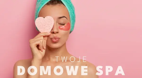 Kobieta z ręcznikiem na głowie i płatkami pod oczy, trzymająca serduszko. Czas na Twoje domowe spa.