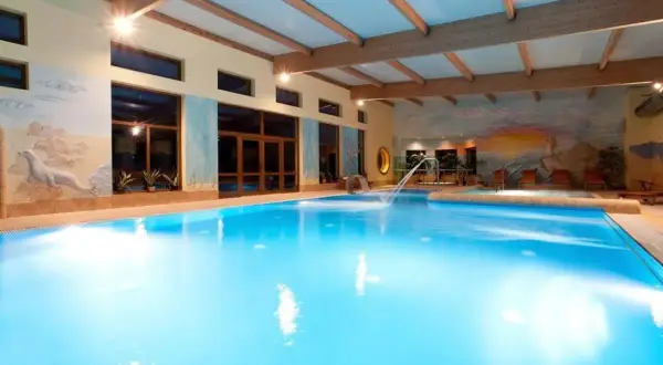 Basen w Jantar Niechorze SPA z wodnym placem zabaw i malowidłami na ścianach.