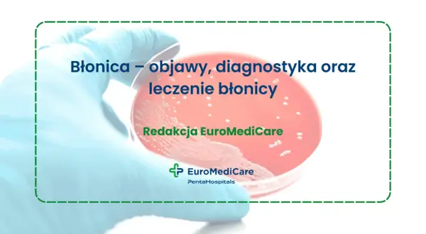 Błonica objawy: dłoń w rękawiczce trzyma szalkę Petriego z hodowlą bakteryjną. Tekst informuje o błonicy, jej objawach, diagnostyce i leczeniu.