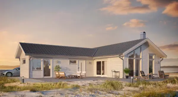Ett modernt hus, där två husdelar är byggda ihop i vinkel, med altan och utemöbler. En bil står parkerad vid sidan.