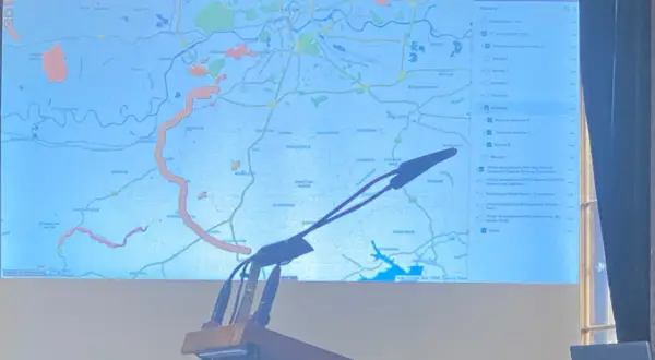 Mapa prezentująca nowy wariant trasy S7 Kraków-Myślenice z zaznaczonymi obszarami i warstwami.