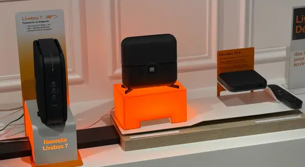 La nouvelle Livebox 7, puissante et élégante, est présentée aux côtés d'un décodeur TV 6.