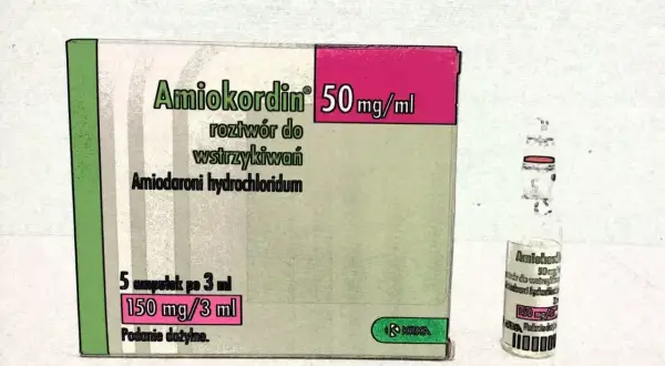 Opakowanie leku Amiokordin 50 mg/ml, roztwór do wstrzykiwań, wraz z ampułką. Zawiera 5 ampułek po 3 ml.