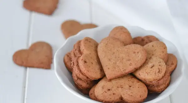 Cuore di biscotti integrali da colazione, perfetti per iniziare la giornata con dolcezza e salute.
