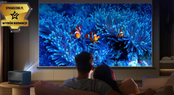 Para ogląda film z rybkami Nemo na ekranie. Niesamowita projekcja przenosi ich pod wodę.