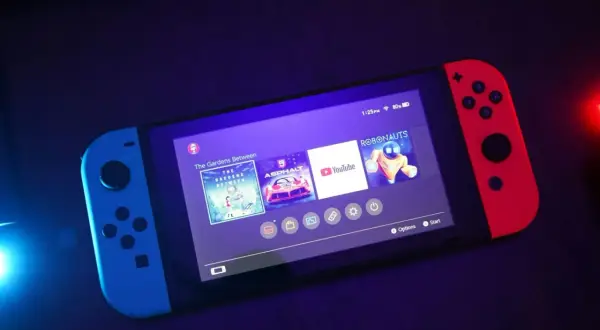 Konsola Nintendo Switch z grami "The Gardens Between", "Asphalt", "Robonauts" i YouTube. To jak przenośny emulator gier, który pozwala na zabawę w dowolnym miejscu.