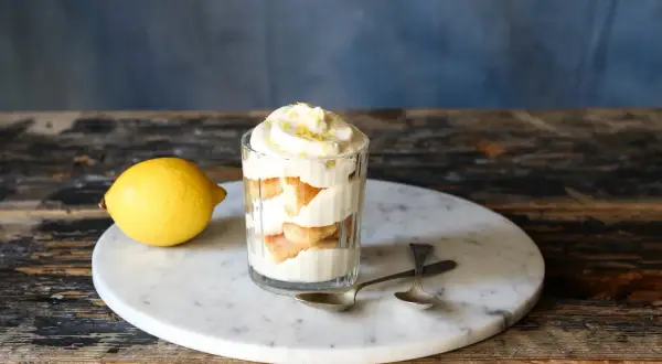 Erfrischendes Zitronen Tiramisu im Glas, garniert mit Zitronenschale. Ein leichtes Dessert, das Lust auf mehr macht.