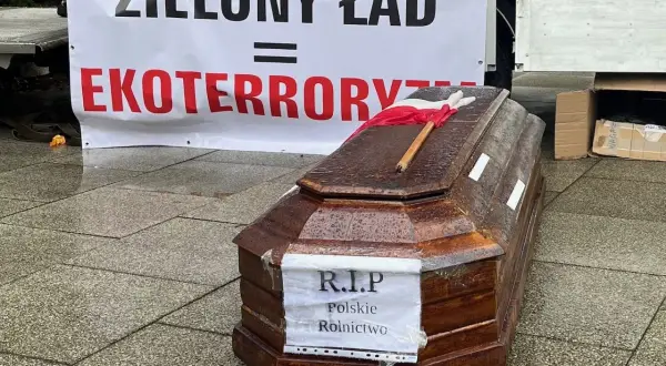 Trumna z napisem "R.I.P. Polskie Rolnictwo" i flagą Polski symbolizuje protest przeciwko polityce, która jest postrzegana jako wylęgarnia zła dla rolników.