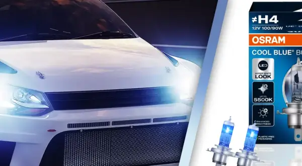 Biały samochód z włączonymi światłami, obok opakowanie żarówek H4 LED OSRAM Cool Blue Boost.