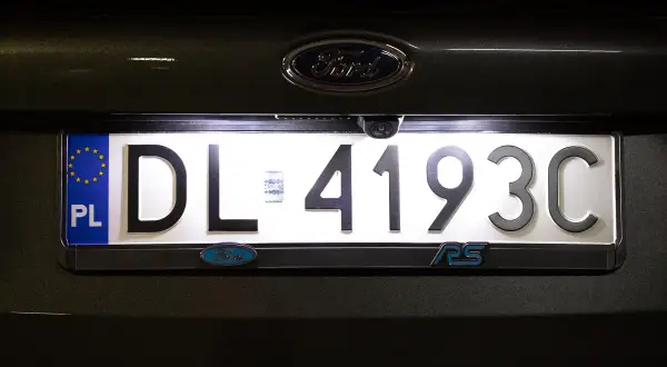Oświetlenie tablicy rejestracyjnej Ford Focus RS. Szukasz informacji, jakie żarówki do oświetlenia tablicy rejestracyjnej będą najlepsze?