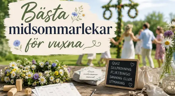 Bästa midsommarlekar för vuxna. En krans, spelkort och tärningar ligger på ett träbord. I bakgrunden dansar folk runt en midsommarstång.