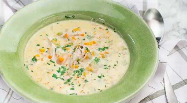 Krämig kycklingsoppa med morötter och persilja, perfekt för ett värmande kycklingsoppa recept.