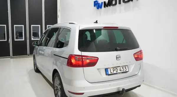 Silver Seat Alhambra, en familjebil som kan lösa många transportproblem. Registreringsskylt LPD 433.