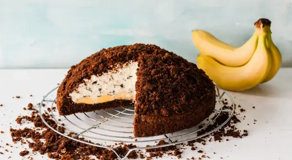 Schokoladiger Maulwurfkuchen mit Bananen und cremiger Füllung, perfekt für ein leckeres Maulwurfkuchen Rezept.