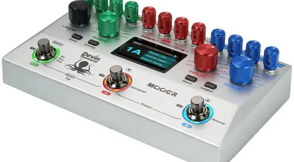 Srebrny Mooer Ocean Machine z pokrętłami w kolorach zielonym, czerwonym i niebieskim. Urządzenie ma ekran i dwa pedały.