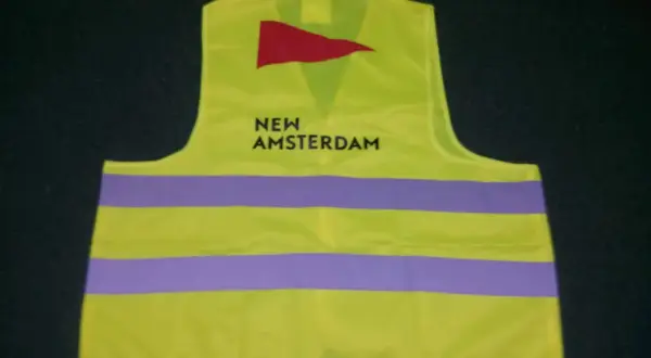 Kamizelka odblaskowa w kolorze limonkowym z napisem "NEW AMSTERDAM" i czerwonym logo. To przykład znakowania odzieży.