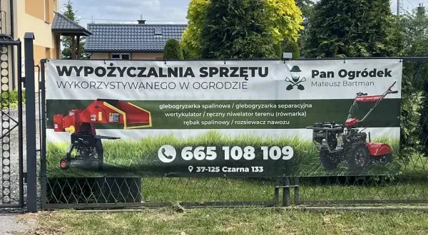 Baner "Pan Ogródek" informuje, ile kosztuje baner reklamowy na płocie, oferując wynajem sprzętu ogrodniczego.