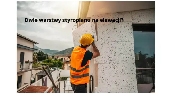 Budowlaniec montuje dwie warstwy styropianu na elewacji domu.