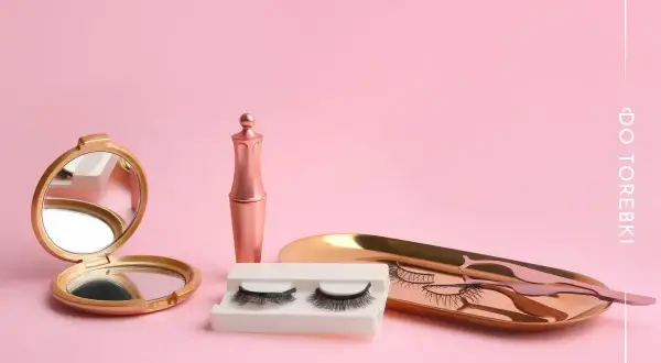 Zestaw do rzęs magnetycznych: lusterko, eyeliner, rzęsy i pęseta na różowym tle.