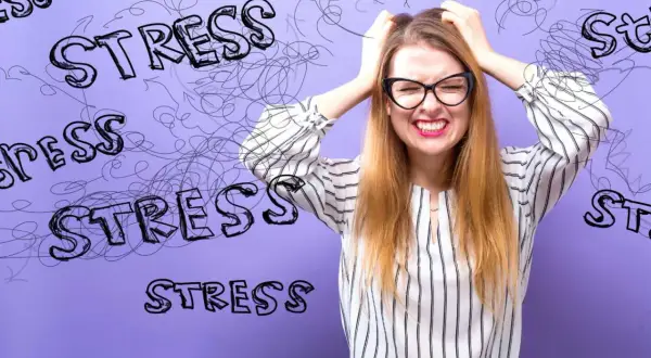 En kvinna med glasögon drar sig i håret, ansiktet förvridet av ansträngning. Orden "stress" är utspridda runt henne, som en visuell representation av hennes arytmi stress.