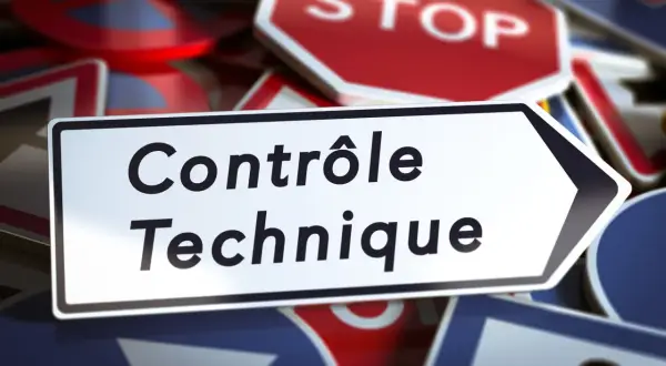 Panneau "Contrôle Technique" sur fond de panneaux de signalisation variés, dont un STOP. Attention, votre contrôle technique est dépassé !