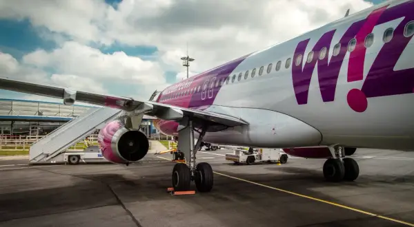 Samolot Wizz Air z lotniska Beauvais do Paryża gotowy do startu.