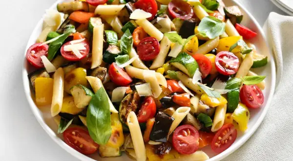 Bunter Nudelsalat ohne Mayo mit Penne, gegrilltem Gemüse, Kirschtomaten und Parmesan. Ein leichter Genuss!