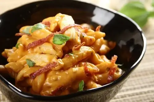 Pyszne penne z kurczakiem i pomidorami - prosty przepis krok po kroku