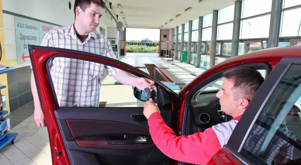 Klient przekazuje kluczyki mechanikowi w serwisie. Czy można zrobić przegląd bez dowodu rejestracyjnego? Zapytaj w A.S.O. Dyszkiewicz.