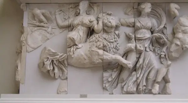 Bas-relief antique représentant Rhéa, l'épouse de Cronos, aux côtés d'un lion.