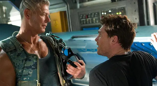 Stephen Lang w filmach "Avatar" jako pułkownik Quaritch, w rozmowie z innym mężczyzną.
