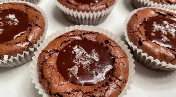 Kladdmuffins med chokladkola, toppade med flingsalt. Perfekta för fikat!