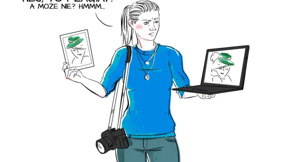 Fotografka trzyma zdjęcie i laptop z tym samym portretem kobiety w kapeluszu.
